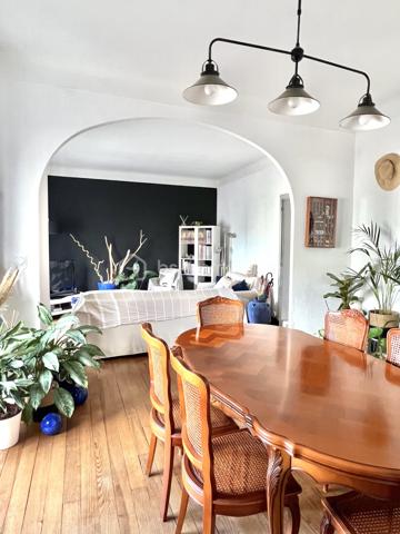 Nouveauté en exclusivité !

Amateurs de volumes généreux et sensibles au charme de l'ancien, découvrez ce bel appartement traversant au sein d'une petite copropriété.

Un double séjour de 35 m2, trois belles chambres dont deux de plus de 18 m2, une cuisine séparée, une salle de bain, deux salles d'eau, des toilettes indépendantes, et d'une triple exposition,  vous feront ressentir un confort de vie au quotidien.

Bénéficiant d'une cave, vous aurez la possibilité de louer un garage au pied de la résidence.

Transports en commun, commerces de proximité, école et collège, tout est accessible à pieds. Le centre ville de Pau et la gare sont à 5 min en voiture.

Disponible 7jours/7 pour toute demande de renseignement et prise de rendez vous.