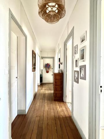 Nouveauté en exclusivité !

Amateurs de volumes généreux et sensibles au charme de l'ancien, découvrez ce bel appartement traversant au sein d'une petite copropriété.

Un double séjour de 35 m2, trois belles chambres dont deux de plus de 18 m2, une cuisine séparée, une salle de bain, deux salles d'eau, des toilettes indépendantes, et d'une triple exposition,  vous feront ressentir un confort de vie au quotidien.

Bénéficiant d'une cave, vous aurez la possibilité de louer un garage au pied de la résidence.

Transports en commun, commerces de proximité, école et collège, tout est accessible à pieds. Le centre ville de Pau et la gare sont à 5 min en voiture.

Disponible 7jours/7 pour toute demande de renseignement et prise de rendez vous.
