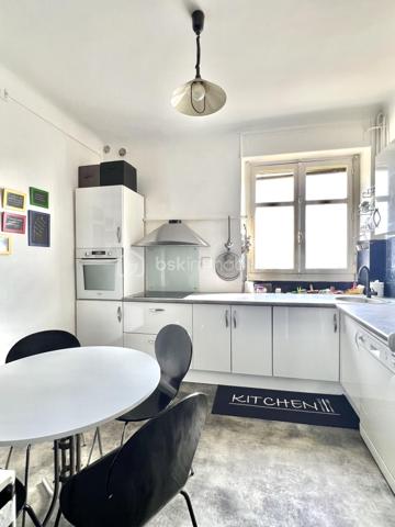 Nouveauté en exclusivité !

Amateurs de volumes généreux et sensibles au charme de l'ancien, découvrez ce bel appartement traversant au sein d'une petite copropriété.

Un double séjour de 35 m2, trois belles chambres dont deux de plus de 18 m2, une cuisine séparée, une salle de bain, deux salles d'eau, des toilettes indépendantes, et d'une triple exposition,  vous feront ressentir un confort de vie au quotidien.

Bénéficiant d'une cave, vous aurez la possibilité de louer un garage au pied de la résidence.

Transports en commun, commerces de proximité, école et collège, tout est accessible à pieds. Le centre ville de Pau et la gare sont à 5 min en voiture.

Disponible 7jours/7 pour toute demande de renseignement et prise de rendez vous.