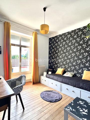 Nouveauté en exclusivité !

Amateurs de volumes généreux et sensibles au charme de l'ancien, découvrez ce bel appartement traversant au sein d'une petite copropriété.

Un double séjour de 35 m2, trois belles chambres dont deux de plus de 18 m2, une cuisine séparée, une salle de bain, deux salles d'eau, des toilettes indépendantes, et d'une triple exposition,  vous feront ressentir un confort de vie au quotidien.

Bénéficiant d'une cave, vous aurez la possibilité de louer un garage au pied de la résidence.

Transports en commun, commerces de proximité, école et collège, tout est accessible à pieds. Le centre ville de Pau et la gare sont à 5 min en voiture.

Disponible 7jours/7 pour toute demande de renseignement et prise de rendez vous.