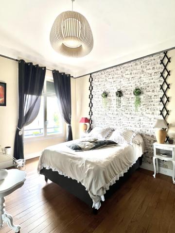 Nouveauté en exclusivité !

Amateurs de volumes généreux et sensibles au charme de l'ancien, découvrez ce bel appartement traversant au sein d'une petite copropriété.

Un double séjour de 35 m2, trois belles chambres dont deux de plus de 18 m2, une cuisine séparée, une salle de bain, deux salles d'eau, des toilettes indépendantes, et d'une triple exposition,  vous feront ressentir un confort de vie au quotidien.

Bénéficiant d'une cave, vous aurez la possibilité de louer un garage au pied de la résidence.

Transports en commun, commerces de proximité, école et collège, tout est accessible à pieds. Le centre ville de Pau et la gare sont à 5 min en voiture.

Disponible 7jours/7 pour toute demande de renseignement et prise de rendez vous.