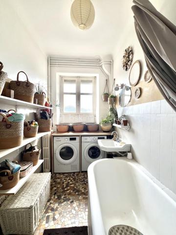 Nouveauté en exclusivité !

Amateurs de volumes généreux et sensibles au charme de l'ancien, découvrez ce bel appartement traversant au sein d'une petite copropriété.

Un double séjour de 35 m2, trois belles chambres dont deux de plus de 18 m2, une cuisine séparée, une salle de bain, deux salles d'eau, des toilettes indépendantes, et d'une triple exposition,  vous feront ressentir un confort de vie au quotidien.

Bénéficiant d'une cave, vous aurez la possibilité de louer un garage au pied de la résidence.

Transports en commun, commerces de proximité, école et collège, tout est accessible à pieds. Le centre ville de Pau et la gare sont à 5 min en voiture.

Disponible 7jours/7 pour toute demande de renseignement et prise de rendez vous.