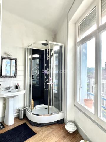 Nouveauté en exclusivité !

Amateurs de volumes généreux et sensibles au charme de l'ancien, découvrez ce bel appartement traversant au sein d'une petite copropriété.

Un double séjour de 35 m2, trois belles chambres dont deux de plus de 18 m2, une cuisine séparée, une salle de bain, deux salles d'eau, des toilettes indépendantes, et d'une triple exposition,  vous feront ressentir un confort de vie au quotidien.

Bénéficiant d'une cave, vous aurez la possibilité de louer un garage au pied de la résidence.

Transports en commun, commerces de proximité, école et collège, tout est accessible à pieds. Le centre ville de Pau et la gare sont à 5 min en voiture.

Disponible 7jours/7 pour toute demande de renseignement et prise de rendez vous.