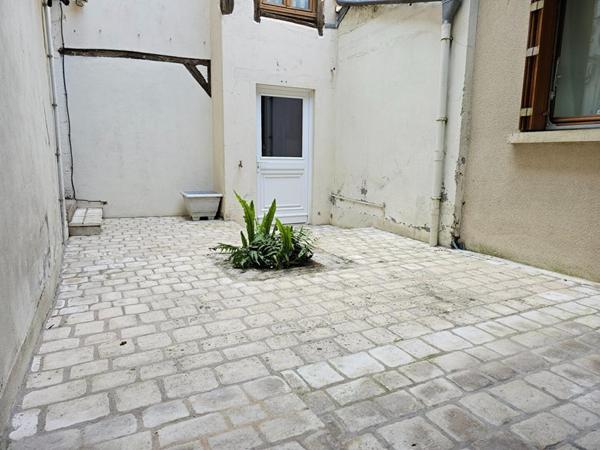 Maison atypique avec cour et cave de 4 pièces, 2 grandes chambres, bureau