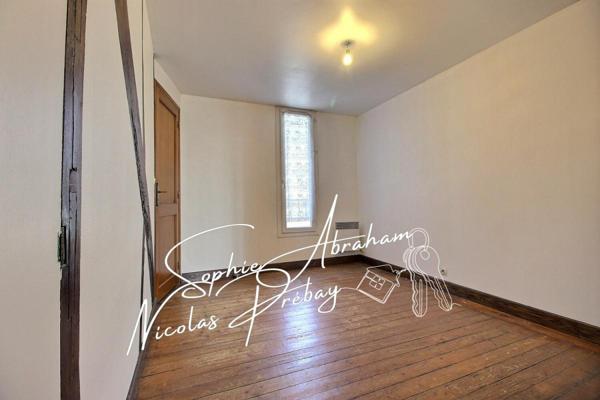 Maison atypique avec cour et cave de 4 pièces, 2 grandes chambres, bureau