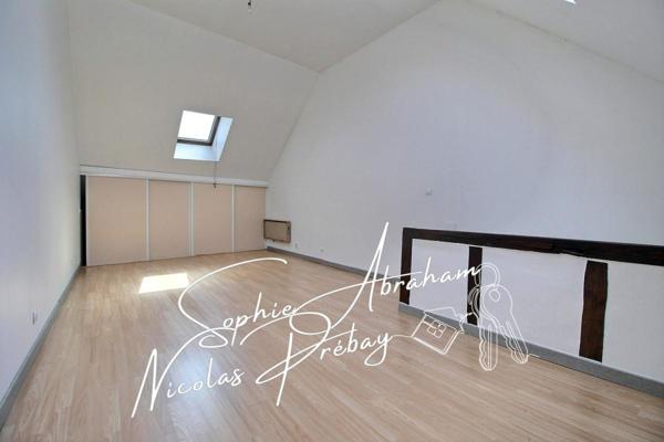 Maison atypique avec cour et cave de 4 pièces, 2 grandes chambres, bureau