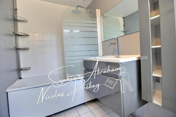 Maison atypique avec cour et cave de 4 pièces, 2 grandes chambres, bureau