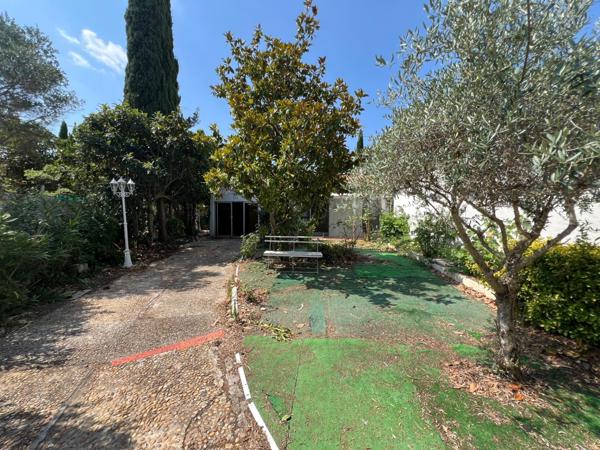 Maison de plain pied à rénover: surélevation possible, piscinable..A VOIR Absolument !