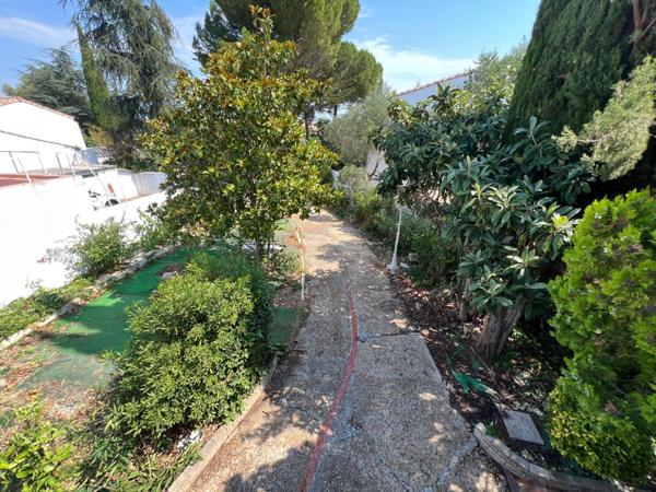 Maison de plain pied à rénover: surélevation possible, piscinable..A VOIR Absolument !