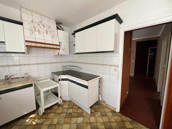 Maison de plain pied à rénover: surélevation possible, piscinable..A VOIR Absolument !