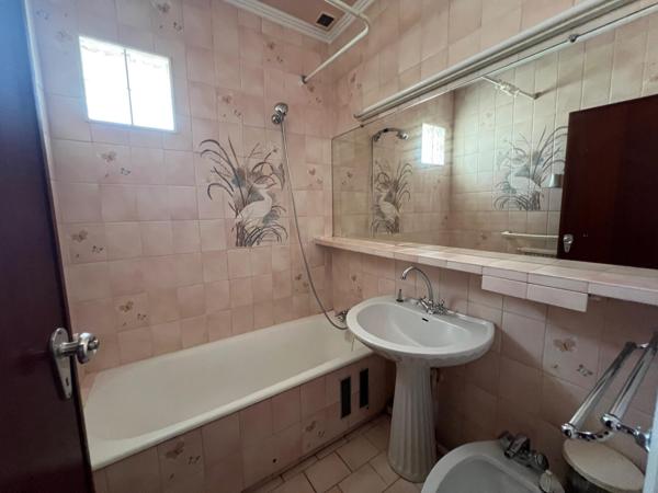 Maison de plain pied à rénover: surélevation possible, piscinable..A VOIR Absolument !