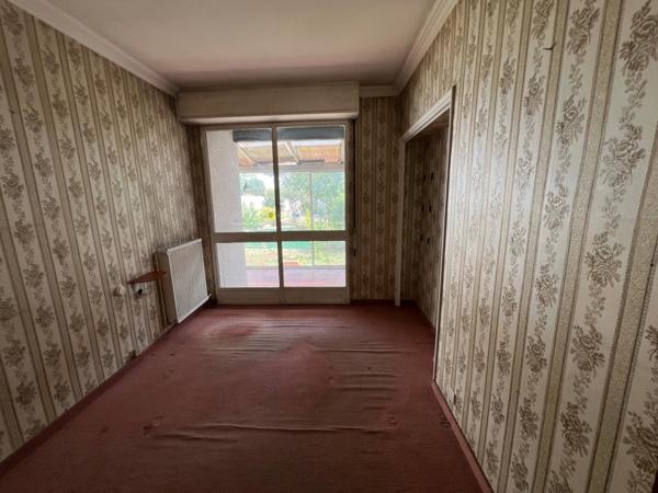 Maison de plain pied à rénover: surélevation possible, piscinable..A VOIR Absolument !