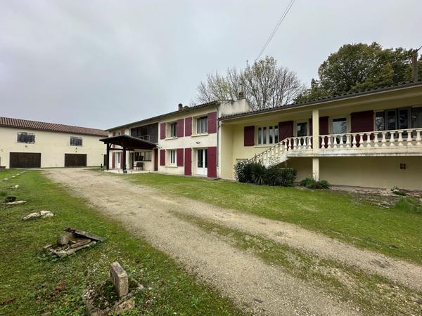 Maison spacieuse avec annexe, garages, parc et piscine Néré (17510)