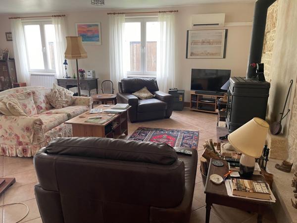 Maison spacieuse avec annexe, garages, parc et piscine Néré (17510)