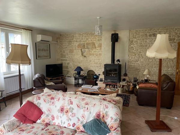 Maison spacieuse avec annexe, garages, parc et piscine Néré (17510)