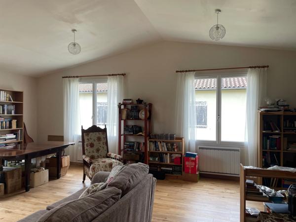 Maison spacieuse avec annexe, garages, parc et piscine Néré (17510)