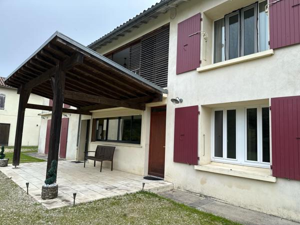 Maison spacieuse avec annexe, garages, parc et piscine Néré (17510)