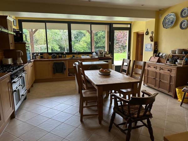 Maison spacieuse avec annexe, garages, parc et piscine Néré (17510)