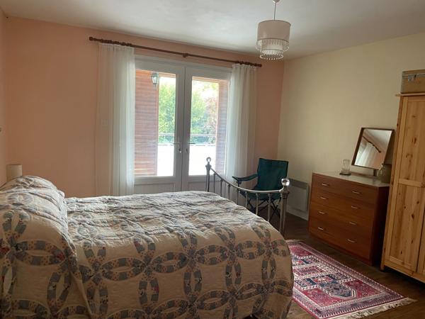 Maison spacieuse avec annexe, garages, parc et piscine Néré (17510)