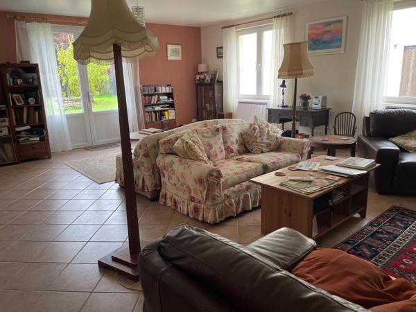 Maison spacieuse avec annexe, garages, parc et piscine Néré (17510)