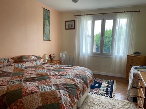 Maison spacieuse avec annexe, garages, parc et piscine Néré (17510)