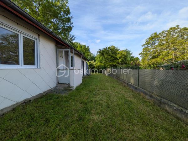 Petite maison pleine de potentiel au cœur des Ardennes, idéale pour un projet de résidence secondaire, un investissement locatif ou un futur Airbnb dans un secteur calme et touristique.
Située à Monthois, charmante commune chargée d’histoire, cette maison de 35 m² offre un cadre paisible recherché par les amoureux de nature, de randonnées et d’authenticité. À moins d’une heure de Reims, proche de Rethel et de Vouziers, le secteur attire autant les habitants locaux que les visiteurs de passage à la recherche de calme et de verdure.
Le village et ses alentours séduisent par leur patrimoine historique, leurs paysages naturels ainsi que la gastronomie ardennaise réputée pour ses spécialités traditionnelles comme le boudin blanc de Rethel, les plats du terroir et les produits régionaux appréciés des touristes.
Le bien se compose de deux pièces entièrement rénovées comprenant une cuisine aménagée avec plaque de cuisson au gaz ainsi qu’une seconde pièce pouvant servir de chambre ou de salon selon vos besoins. Une salle de douche avec emplacement prévu pour lavabo et machine à laver ainsi qu’un WC indépendant complètent l’ensemble.
La maison bénéficie déjà de nombreux travaux récents :
fenêtres PVC double vitrage avec volets roulants électriques, porte d’entrée neuve, isolation intérieure refaite en laine de verre 20 cm, installation électrique intérieure rénovée et chauffage électrique permettant une habitation confortable toute l’année.
Une dépendance attenante de 12 m² vient compléter le bien et offre de nombreuses possibilités d’aménagement : chambre supplémentaire, bureau, atelier ou espace de stockage.
Le tout est implanté sur un terrain de 470 m² comprenant également une cave indépendante et deux cabanons de jardin.
Des travaux restent à prévoir, notamment sur l’assainissement et certains éléments extérieurs, mais la maison est habitable immédiatement et représente une belle opportunité pour un acquéreur souhaitant valoriser un bien à petit budget avec un vrai potentiel.
Anciennement loué jusqu’en juin 2025, ce bien peut parfaitement convenir à un investissement locatif, un pied-à-terre à la campagne ou un projet Airbnb dans une région appréciée pour son tourisme vert et son authenticité.
