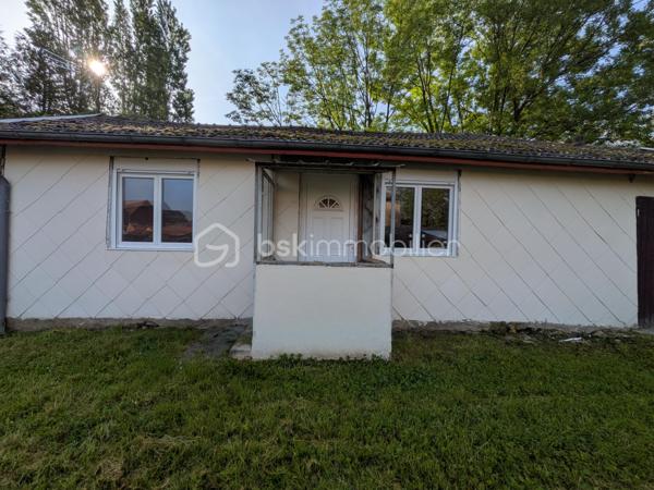 Petite maison pleine de potentiel au cœur des Ardennes, idéale pour un projet de résidence secondaire, un investissement locatif ou un futur Airbnb dans un secteur calme et touristique.
Située à Monthois, charmante commune chargée d’histoire, cette maison de 35 m² offre un cadre paisible recherché par les amoureux de nature, de randonnées et d’authenticité. À moins d’une heure de Reims, proche de Rethel et de Vouziers, le secteur attire autant les habitants locaux que les visiteurs de passage à la recherche de calme et de verdure.
Le village et ses alentours séduisent par leur patrimoine historique, leurs paysages naturels ainsi que la gastronomie ardennaise réputée pour ses spécialités traditionnelles comme le boudin blanc de Rethel, les plats du terroir et les produits régionaux appréciés des touristes.
Le bien se compose de deux pièces entièrement rénovées comprenant une cuisine aménagée avec plaque de cuisson au gaz ainsi qu’une seconde pièce pouvant servir de chambre ou de salon selon vos besoins. Une salle de douche avec emplacement prévu pour lavabo et machine à laver ainsi qu’un WC indépendant complètent l’ensemble.
La maison bénéficie déjà de nombreux travaux récents :
fenêtres PVC double vitrage avec volets roulants électriques, porte d’entrée neuve, isolation intérieure refaite en laine de verre 20 cm, installation électrique intérieure rénovée et chauffage électrique permettant une habitation confortable toute l’année.
Une dépendance attenante de 12 m² vient compléter le bien et offre de nombreuses possibilités d’aménagement : chambre supplémentaire, bureau, atelier ou espace de stockage.
Le tout est implanté sur un terrain de 470 m² comprenant également une cave indépendante et deux cabanons de jardin.
Des travaux restent à prévoir, notamment sur l’assainissement et certains éléments extérieurs, mais la maison est habitable immédiatement et représente une belle opportunité pour un acquéreur souhaitant valoriser un bien à petit budget avec un vrai potentiel.
Anciennement loué jusqu’en juin 2025, ce bien peut parfaitement convenir à un investissement locatif, un pied-à-terre à la campagne ou un projet Airbnb dans une région appréciée pour son tourisme vert et son authenticité.