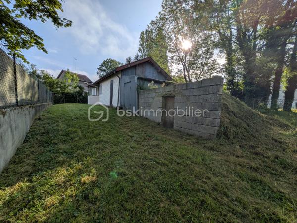 Petite maison pleine de potentiel au cœur des Ardennes, idéale pour un projet de résidence secondaire, un investissement locatif ou un futur Airbnb dans un secteur calme et touristique.
Située à Monthois, charmante commune chargée d’histoire, cette maison de 35 m² offre un cadre paisible recherché par les amoureux de nature, de randonnées et d’authenticité. À moins d’une heure de Reims, proche de Rethel et de Vouziers, le secteur attire autant les habitants locaux que les visiteurs de passage à la recherche de calme et de verdure.
Le village et ses alentours séduisent par leur patrimoine historique, leurs paysages naturels ainsi que la gastronomie ardennaise réputée pour ses spécialités traditionnelles comme le boudin blanc de Rethel, les plats du terroir et les produits régionaux appréciés des touristes.
Le bien se compose de deux pièces entièrement rénovées comprenant une cuisine aménagée avec plaque de cuisson au gaz ainsi qu’une seconde pièce pouvant servir de chambre ou de salon selon vos besoins. Une salle de douche avec emplacement prévu pour lavabo et machine à laver ainsi qu’un WC indépendant complètent l’ensemble.
La maison bénéficie déjà de nombreux travaux récents :
fenêtres PVC double vitrage avec volets roulants électriques, porte d’entrée neuve, isolation intérieure refaite en laine de verre 20 cm, installation électrique intérieure rénovée et chauffage électrique permettant une habitation confortable toute l’année.
Une dépendance attenante de 12 m² vient compléter le bien et offre de nombreuses possibilités d’aménagement : chambre supplémentaire, bureau, atelier ou espace de stockage.
Le tout est implanté sur un terrain de 470 m² comprenant également une cave indépendante et deux cabanons de jardin.
Des travaux restent à prévoir, notamment sur l’assainissement et certains éléments extérieurs, mais la maison est habitable immédiatement et représente une belle opportunité pour un acquéreur souhaitant valoriser un bien à petit budget avec un vrai potentiel.
Anciennement loué jusqu’en juin 2025, ce bien peut parfaitement convenir à un investissement locatif, un pied-à-terre à la campagne ou un projet Airbnb dans une région appréciée pour son tourisme vert et son authenticité.