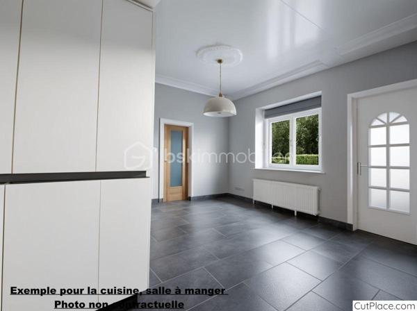 Petite maison pleine de potentiel au cœur des Ardennes, idéale pour un projet de résidence secondaire, un investissement locatif ou un futur Airbnb dans un secteur calme et touristique.
Située à Monthois, charmante commune chargée d’histoire, cette maison de 35 m² offre un cadre paisible recherché par les amoureux de nature, de randonnées et d’authenticité. À moins d’une heure de Reims, proche de Rethel et de Vouziers, le secteur attire autant les habitants locaux que les visiteurs de passage à la recherche de calme et de verdure.
Le village et ses alentours séduisent par leur patrimoine historique, leurs paysages naturels ainsi que la gastronomie ardennaise réputée pour ses spécialités traditionnelles comme le boudin blanc de Rethel, les plats du terroir et les produits régionaux appréciés des touristes.
Le bien se compose de deux pièces entièrement rénovées comprenant une cuisine aménagée avec plaque de cuisson au gaz ainsi qu’une seconde pièce pouvant servir de chambre ou de salon selon vos besoins. Une salle de douche avec emplacement prévu pour lavabo et machine à laver ainsi qu’un WC indépendant complètent l’ensemble.
La maison bénéficie déjà de nombreux travaux récents :
fenêtres PVC double vitrage avec volets roulants électriques, porte d’entrée neuve, isolation intérieure refaite en laine de verre 20 cm, installation électrique intérieure rénovée et chauffage électrique permettant une habitation confortable toute l’année.
Une dépendance attenante de 12 m² vient compléter le bien et offre de nombreuses possibilités d’aménagement : chambre supplémentaire, bureau, atelier ou espace de stockage.
Le tout est implanté sur un terrain de 470 m² comprenant également une cave indépendante et deux cabanons de jardin.
Des travaux restent à prévoir, notamment sur l’assainissement et certains éléments extérieurs, mais la maison est habitable immédiatement et représente une belle opportunité pour un acquéreur souhaitant valoriser un bien à petit budget avec un vrai potentiel.
Anciennement loué jusqu’en juin 2025, ce bien peut parfaitement convenir à un investissement locatif, un pied-à-terre à la campagne ou un projet Airbnb dans une région appréciée pour son tourisme vert et son authenticité.