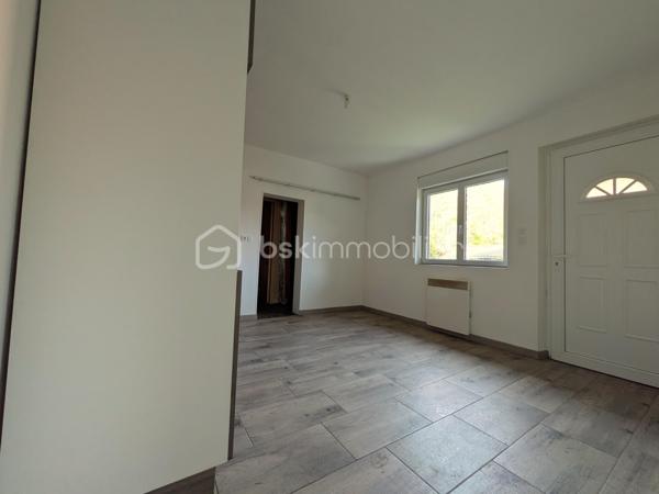 Petite maison pleine de potentiel au cœur des Ardennes, idéale pour un projet de résidence secondaire, un investissement locatif ou un futur Airbnb dans un secteur calme et touristique.
Située à Monthois, charmante commune chargée d’histoire, cette maison de 35 m² offre un cadre paisible recherché par les amoureux de nature, de randonnées et d’authenticité. À moins d’une heure de Reims, proche de Rethel et de Vouziers, le secteur attire autant les habitants locaux que les visiteurs de passage à la recherche de calme et de verdure.
Le village et ses alentours séduisent par leur patrimoine historique, leurs paysages naturels ainsi que la gastronomie ardennaise réputée pour ses spécialités traditionnelles comme le boudin blanc de Rethel, les plats du terroir et les produits régionaux appréciés des touristes.
Le bien se compose de deux pièces entièrement rénovées comprenant une cuisine aménagée avec plaque de cuisson au gaz ainsi qu’une seconde pièce pouvant servir de chambre ou de salon selon vos besoins. Une salle de douche avec emplacement prévu pour lavabo et machine à laver ainsi qu’un WC indépendant complètent l’ensemble.
La maison bénéficie déjà de nombreux travaux récents :
fenêtres PVC double vitrage avec volets roulants électriques, porte d’entrée neuve, isolation intérieure refaite en laine de verre 20 cm, installation électrique intérieure rénovée et chauffage électrique permettant une habitation confortable toute l’année.
Une dépendance attenante de 12 m² vient compléter le bien et offre de nombreuses possibilités d’aménagement : chambre supplémentaire, bureau, atelier ou espace de stockage.
Le tout est implanté sur un terrain de 470 m² comprenant également une cave indépendante et deux cabanons de jardin.
Des travaux restent à prévoir, notamment sur l’assainissement et certains éléments extérieurs, mais la maison est habitable immédiatement et représente une belle opportunité pour un acquéreur souhaitant valoriser un bien à petit budget avec un vrai potentiel.
Anciennement loué jusqu’en juin 2025, ce bien peut parfaitement convenir à un investissement locatif, un pied-à-terre à la campagne ou un projet Airbnb dans une région appréciée pour son tourisme vert et son authenticité.