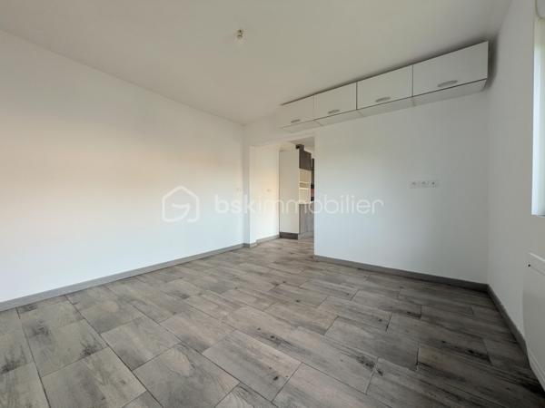 Petite maison pleine de potentiel au cœur des Ardennes, idéale pour un projet de résidence secondaire, un investissement locatif ou un futur Airbnb dans un secteur calme et touristique.
Située à Monthois, charmante commune chargée d’histoire, cette maison de 35 m² offre un cadre paisible recherché par les amoureux de nature, de randonnées et d’authenticité. À moins d’une heure de Reims, proche de Rethel et de Vouziers, le secteur attire autant les habitants locaux que les visiteurs de passage à la recherche de calme et de verdure.
Le village et ses alentours séduisent par leur patrimoine historique, leurs paysages naturels ainsi que la gastronomie ardennaise réputée pour ses spécialités traditionnelles comme le boudin blanc de Rethel, les plats du terroir et les produits régionaux appréciés des touristes.
Le bien se compose de deux pièces entièrement rénovées comprenant une cuisine aménagée avec plaque de cuisson au gaz ainsi qu’une seconde pièce pouvant servir de chambre ou de salon selon vos besoins. Une salle de douche avec emplacement prévu pour lavabo et machine à laver ainsi qu’un WC indépendant complètent l’ensemble.
La maison bénéficie déjà de nombreux travaux récents :
fenêtres PVC double vitrage avec volets roulants électriques, porte d’entrée neuve, isolation intérieure refaite en laine de verre 20 cm, installation électrique intérieure rénovée et chauffage électrique permettant une habitation confortable toute l’année.
Une dépendance attenante de 12 m² vient compléter le bien et offre de nombreuses possibilités d’aménagement : chambre supplémentaire, bureau, atelier ou espace de stockage.
Le tout est implanté sur un terrain de 470 m² comprenant également une cave indépendante et deux cabanons de jardin.
Des travaux restent à prévoir, notamment sur l’assainissement et certains éléments extérieurs, mais la maison est habitable immédiatement et représente une belle opportunité pour un acquéreur souhaitant valoriser un bien à petit budget avec un vrai potentiel.
Anciennement loué jusqu’en juin 2025, ce bien peut parfaitement convenir à un investissement locatif, un pied-à-terre à la campagne ou un projet Airbnb dans une région appréciée pour son tourisme vert et son authenticité.