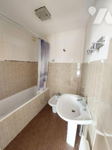 À VENDRE - RENNES (35) - CENTRE-VILLE - À 600 m à pied de la station de métro Sainte-Anne, un a...