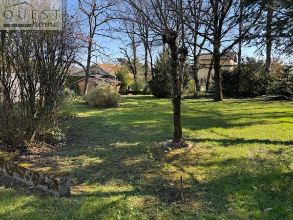 Charmante maison à rénover sur un terrain constructible à La Tour-de-Salvagny