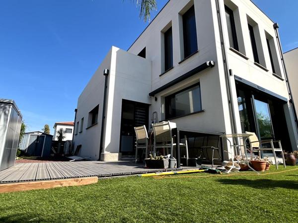 Magnifique maison contemporaine  en R+1 de 120 m² avec piscine sur un terrain de 300 m² en 3 faces