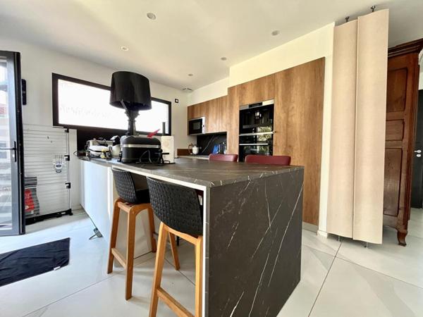 Magnifique maison contemporaine  en R+1 de 120 m² avec piscine sur un terrain de 300 m² en 3 faces