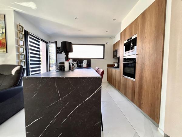 Magnifique maison contemporaine  en R+1 de 120 m² avec piscine sur un terrain de 300 m² en 3 faces