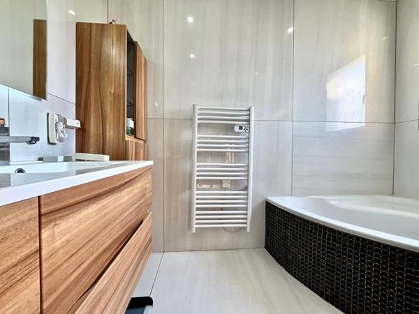 Magnifique maison contemporaine  en R+1 de 120 m² avec piscine sur un terrain de 300 m² en 3 faces