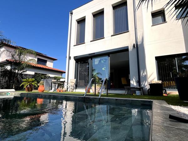Magnifique maison contemporaine  en R+1 de 120 m² avec piscine sur un terrain de 300 m² en 3 faces