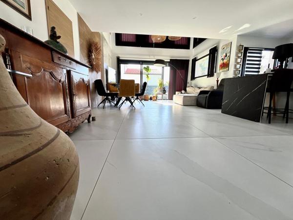 Magnifique maison contemporaine  en R+1 de 120 m² avec piscine sur un terrain de 300 m² en 3 faces