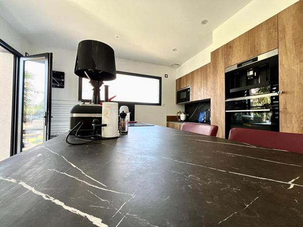 Magnifique maison contemporaine  en R+1 de 120 m² avec piscine sur un terrain de 300 m² en 3 faces