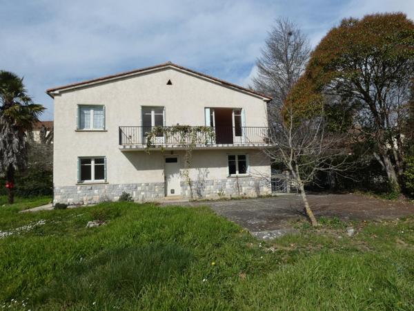 Maison T6 d'environ 113m² avec grand garage de 65m² sur une parcelle de 1374m²