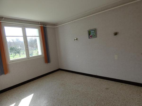 Maison T6 d'environ 113m² avec grand garage de 65m² sur une parcelle de 1374m²