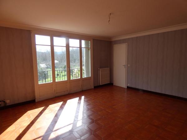 Maison T6 d'environ 113m² avec grand garage de 65m² sur une parcelle de 1374m²