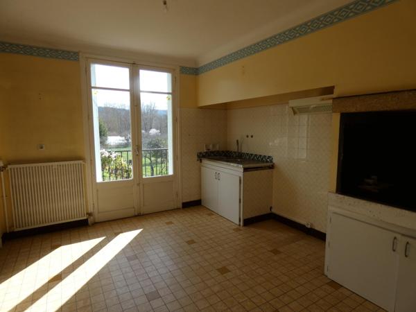 Maison T6 d'environ 113m² avec grand garage de 65m² sur une parcelle de 1374m²