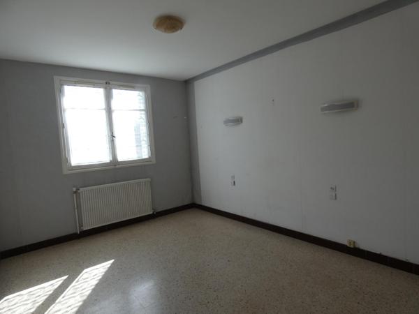 Maison T6 d'environ 113m² avec grand garage de 65m² sur une parcelle de 1374m²