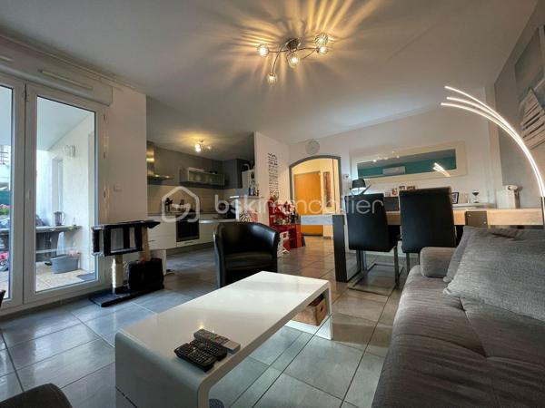 Vous recherchez un appartement où vous pourrez profiter d'un véritable extérieur sans les contraintes d'une maison ?

En exclusivité, découvrez ce superbe T3 au RDC de 68 m², situé dans une résidence récente de 2009, offrant un cadre de vie privilégié avec terrasse couverte de 17 m², jardin privatif de 101 m² et garage fermé en sous-sol

Dès l'entrée, vous serez séduit par une belle pièce de vie lumineuse ouverte sur une cuisine contemporaine entièrement équipée. Les grandes baies vitrées prolongent naturellement le séjour vers la terrasse puis le jardin, créant un véritable espace de vie intérieur/extérieur.

La partie nuit se compose de :
- deux chambres confortables,
- une salle de bains,
- un WC indépendant,
- un dégagement avec de nombreux rangements.

À l'extérieur, profitez d'un jardin entièrement clos, idéal pour les enfants, les repas en famille ou simplement pour se détendre en toute tranquillité.

Les + du bien:
- Résidence récente (2009)
- Climatisation réversible
- Cuisine équipée moderne
- Grande terrasse couverte (17 m²)
- Jardin privatif de 101 m²
- Garage fermé sécurisé
- Faibles charges de copropriété (environ 1 200 €/an)
- Quartier calme et recherché
- Proche commerces, écoles et axes routiers

Un bien rare sur le secteur, offrant le confort d'un appartement avec les avantages d'une maison.

Disponibilité : mi-novembre 2026 (à préciser)

À propos de la copropriété:
- Aucune procédure en cours.
- Copropriété composée de 198 lots.
- Montant prévisionnel des charges annuelles : 1 200 €.

Performance énergétique:
DPE : en cours de réalisation. À titre indicatif, le précédent diagnostic classait le bien en classe C pour la consommation énergétique et en classe D pour les émissions de gaz à effet de serre. Le nouveau DPE sera communiqué dès sa réalisation.

Prix de vente : 275 000 €
Les honoraires d'agence sont à la charge du vendeur.

Les informations sur les risques auxquels ce bien est exposé sont disponibles sur le site Géorisques : www.georisques.gouv.fr.

Annonce présentée par Valentin KOMASA, agent commercial indépendant immatriculé au RSAC de Chambéry sous le n° 995 348 471, agissant pour le compte de BSK Immobilier.