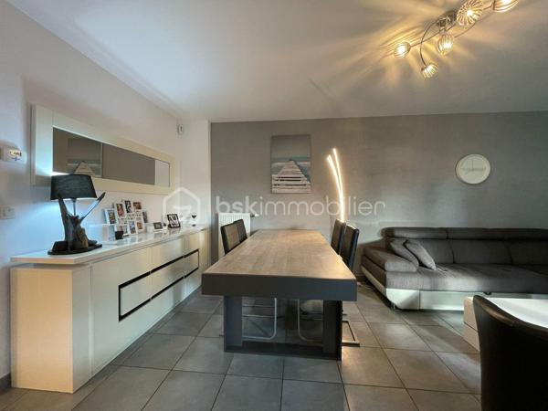 Vous recherchez un appartement où vous pourrez profiter d'un véritable extérieur sans les contraintes d'une maison ?

En exclusivité, découvrez ce superbe T3 au RDC de 68 m², situé dans une résidence récente de 2009, offrant un cadre de vie privilégié avec terrasse couverte de 17 m², jardin privatif de 101 m² et garage fermé en sous-sol

Dès l'entrée, vous serez séduit par une belle pièce de vie lumineuse ouverte sur une cuisine contemporaine entièrement équipée. Les grandes baies vitrées prolongent naturellement le séjour vers la terrasse puis le jardin, créant un véritable espace de vie intérieur/extérieur.

La partie nuit se compose de :
- deux chambres confortables,
- une salle de bains,
- un WC indépendant,
- un dégagement avec de nombreux rangements.

À l'extérieur, profitez d'un jardin entièrement clos, idéal pour les enfants, les repas en famille ou simplement pour se détendre en toute tranquillité.

Les + du bien:
- Résidence récente (2009)
- Climatisation réversible
- Cuisine équipée moderne
- Grande terrasse couverte (17 m²)
- Jardin privatif de 101 m²
- Garage fermé sécurisé
- Faibles charges de copropriété (environ 1 200 €/an)
- Quartier calme et recherché
- Proche commerces, écoles et axes routiers

Un bien rare sur le secteur, offrant le confort d'un appartement avec les avantages d'une maison.

Disponibilité : mi-novembre 2026 (à préciser)

À propos de la copropriété:
- Aucune procédure en cours.
- Copropriété composée de 198 lots.
- Montant prévisionnel des charges annuelles : 1 200 €.

Performance énergétique:
DPE : en cours de réalisation. À titre indicatif, le précédent diagnostic classait le bien en classe C pour la consommation énergétique et en classe D pour les émissions de gaz à effet de serre. Le nouveau DPE sera communiqué dès sa réalisation.

Prix de vente : 275 000 €
Les honoraires d'agence sont à la charge du vendeur.

Les informations sur les risques auxquels ce bien est exposé sont disponibles sur le site Géorisques : www.georisques.gouv.fr.

Annonce présentée par Valentin KOMASA, agent commercial indépendant immatriculé au RSAC de Chambéry sous le n° 995 348 471, agissant pour le compte de BSK Immobilier.