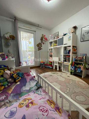 Vous recherchez un appartement où vous pourrez profiter d'un véritable extérieur sans les contraintes d'une maison ?

En exclusivité, découvrez ce superbe T3 au RDC de 68 m², situé dans une résidence récente de 2009, offrant un cadre de vie privilégié avec terrasse couverte de 17 m², jardin privatif de 101 m² et garage fermé en sous-sol

Dès l'entrée, vous serez séduit par une belle pièce de vie lumineuse ouverte sur une cuisine contemporaine entièrement équipée. Les grandes baies vitrées prolongent naturellement le séjour vers la terrasse puis le jardin, créant un véritable espace de vie intérieur/extérieur.

La partie nuit se compose de :
- deux chambres confortables,
- une salle de bains,
- un WC indépendant,
- un dégagement avec de nombreux rangements.

À l'extérieur, profitez d'un jardin entièrement clos, idéal pour les enfants, les repas en famille ou simplement pour se détendre en toute tranquillité.

Les + du bien:
- Résidence récente (2009)
- Climatisation réversible
- Cuisine équipée moderne
- Grande terrasse couverte (17 m²)
- Jardin privatif de 101 m²
- Garage fermé sécurisé
- Faibles charges de copropriété (environ 1 200 €/an)
- Quartier calme et recherché
- Proche commerces, écoles et axes routiers

Un bien rare sur le secteur, offrant le confort d'un appartement avec les avantages d'une maison.

Disponibilité : mi-novembre 2026 (à préciser)

À propos de la copropriété:
- Aucune procédure en cours.
- Copropriété composée de 198 lots.
- Montant prévisionnel des charges annuelles : 1 200 €.

Performance énergétique:
DPE : en cours de réalisation. À titre indicatif, le précédent diagnostic classait le bien en classe C pour la consommation énergétique et en classe D pour les émissions de gaz à effet de serre. Le nouveau DPE sera communiqué dès sa réalisation.

Prix de vente : 275 000 €
Les honoraires d'agence sont à la charge du vendeur.

Les informations sur les risques auxquels ce bien est exposé sont disponibles sur le site Géorisques : www.georisques.gouv.fr.

Annonce présentée par Valentin KOMASA, agent commercial indépendant immatriculé au RSAC de Chambéry sous le n° 995 348 471, agissant pour le compte de BSK Immobilier.