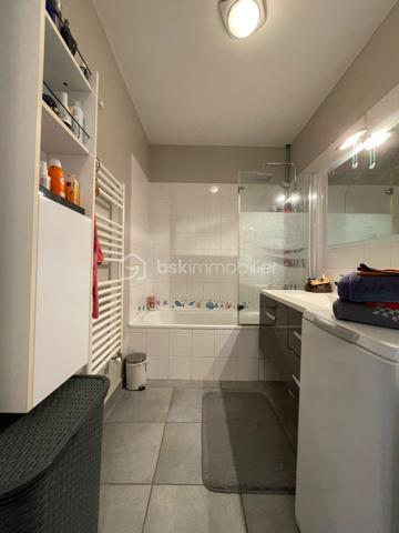 Vous recherchez un appartement où vous pourrez profiter d'un véritable extérieur sans les contraintes d'une maison ?

En exclusivité, découvrez ce superbe T3 au RDC de 68 m², situé dans une résidence récente de 2009, offrant un cadre de vie privilégié avec terrasse couverte de 17 m², jardin privatif de 101 m² et garage fermé en sous-sol

Dès l'entrée, vous serez séduit par une belle pièce de vie lumineuse ouverte sur une cuisine contemporaine entièrement équipée. Les grandes baies vitrées prolongent naturellement le séjour vers la terrasse puis le jardin, créant un véritable espace de vie intérieur/extérieur.

La partie nuit se compose de :
- deux chambres confortables,
- une salle de bains,
- un WC indépendant,
- un dégagement avec de nombreux rangements.

À l'extérieur, profitez d'un jardin entièrement clos, idéal pour les enfants, les repas en famille ou simplement pour se détendre en toute tranquillité.

Les + du bien:
- Résidence récente (2009)
- Climatisation réversible
- Cuisine équipée moderne
- Grande terrasse couverte (17 m²)
- Jardin privatif de 101 m²
- Garage fermé sécurisé
- Faibles charges de copropriété (environ 1 200 €/an)
- Quartier calme et recherché
- Proche commerces, écoles et axes routiers

Un bien rare sur le secteur, offrant le confort d'un appartement avec les avantages d'une maison.

Disponibilité : mi-novembre 2026 (à préciser)

À propos de la copropriété:
- Aucune procédure en cours.
- Copropriété composée de 198 lots.
- Montant prévisionnel des charges annuelles : 1 200 €.

Performance énergétique:
DPE : en cours de réalisation. À titre indicatif, le précédent diagnostic classait le bien en classe C pour la consommation énergétique et en classe D pour les émissions de gaz à effet de serre. Le nouveau DPE sera communiqué dès sa réalisation.

Prix de vente : 275 000 €
Les honoraires d'agence sont à la charge du vendeur.

Les informations sur les risques auxquels ce bien est exposé sont disponibles sur le site Géorisques : www.georisques.gouv.fr.

Annonce présentée par Valentin KOMASA, agent commercial indépendant immatriculé au RSAC de Chambéry sous le n° 995 348 471, agissant pour le compte de BSK Immobilier.