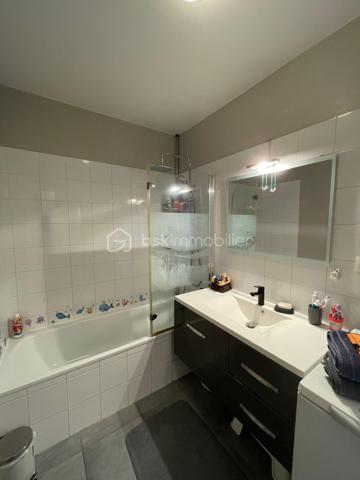 Vous recherchez un appartement où vous pourrez profiter d'un véritable extérieur sans les contraintes d'une maison ?

En exclusivité, découvrez ce superbe T3 au RDC de 68 m², situé dans une résidence récente de 2009, offrant un cadre de vie privilégié avec terrasse couverte de 17 m², jardin privatif de 101 m² et garage fermé en sous-sol

Dès l'entrée, vous serez séduit par une belle pièce de vie lumineuse ouverte sur une cuisine contemporaine entièrement équipée. Les grandes baies vitrées prolongent naturellement le séjour vers la terrasse puis le jardin, créant un véritable espace de vie intérieur/extérieur.

La partie nuit se compose de :
- deux chambres confortables,
- une salle de bains,
- un WC indépendant,
- un dégagement avec de nombreux rangements.

À l'extérieur, profitez d'un jardin entièrement clos, idéal pour les enfants, les repas en famille ou simplement pour se détendre en toute tranquillité.

Les + du bien:
- Résidence récente (2009)
- Climatisation réversible
- Cuisine équipée moderne
- Grande terrasse couverte (17 m²)
- Jardin privatif de 101 m²
- Garage fermé sécurisé
- Faibles charges de copropriété (environ 1 200 €/an)
- Quartier calme et recherché
- Proche commerces, écoles et axes routiers

Un bien rare sur le secteur, offrant le confort d'un appartement avec les avantages d'une maison.

Disponibilité : mi-novembre 2026 (à préciser)

À propos de la copropriété:
- Aucune procédure en cours.
- Copropriété composée de 198 lots.
- Montant prévisionnel des charges annuelles : 1 200 €.

Performance énergétique:
DPE : en cours de réalisation. À titre indicatif, le précédent diagnostic classait le bien en classe C pour la consommation énergétique et en classe D pour les émissions de gaz à effet de serre. Le nouveau DPE sera communiqué dès sa réalisation.

Prix de vente : 275 000 €
Les honoraires d'agence sont à la charge du vendeur.

Les informations sur les risques auxquels ce bien est exposé sont disponibles sur le site Géorisques : www.georisques.gouv.fr.

Annonce présentée par Valentin KOMASA, agent commercial indépendant immatriculé au RSAC de Chambéry sous le n° 995 348 471, agissant pour le compte de BSK Immobilier.